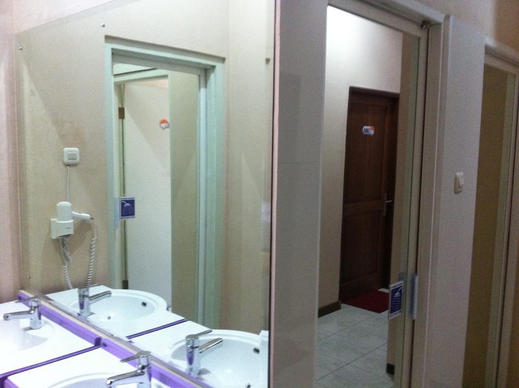 Cabin Hotel Sutomo Yogyakarta Extérieur photo